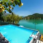 Vakantiehuis 'miris Ljeta' Cozy Lakefront Jablanica