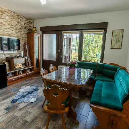 'miris Ljeta' Cozy Lakefront Holiday home